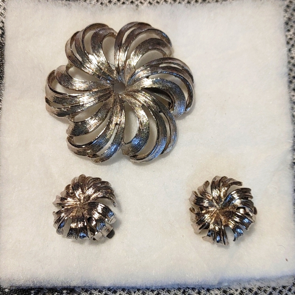 SILVER VINTAGE HEAVY METAL PIN AND CLIP EARRING SET